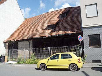 Diese beiden Scheunen in der Kreuzbergstraße zwischen Haus-Nummer 3 und 5 sollen abgerissen werden.  Foto: Hofmann