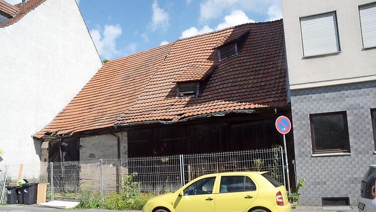 Diese beiden Scheunen in der Kreuzbergstraße zwischen Haus-Nummer 3 und 5 sollen abgerissen werden.  Foto: Hofmann