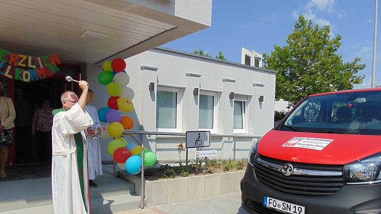 Auch die Fahrzeuge wurden geweiht. Foto: Petra Malbrich