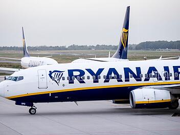 Ein 77-jähriger Mann wird auf einem Ryanair-Flug dabei gefilmt, wie er eine Frau rassistisch beschimpft und beleidigt. Er weigert sich neben ihr zu sitzen. Umsetzen musste sich schließlich die Frau. Foto: Marcel Kusch/dpa