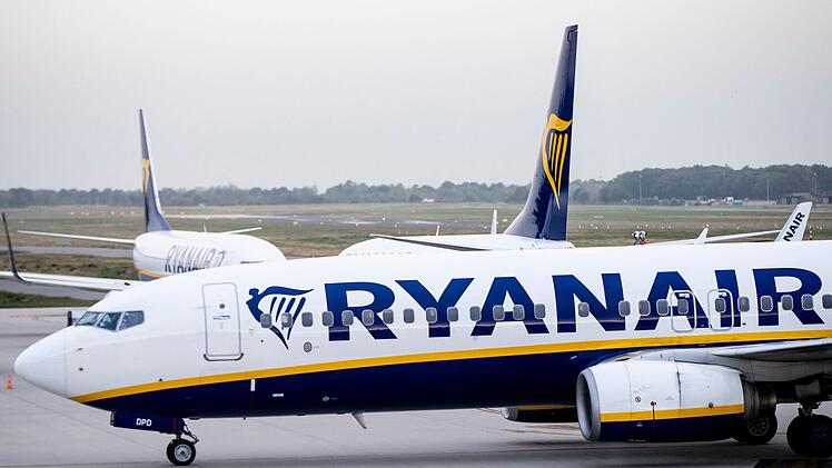 Ein 77-jähriger Mann wird auf einem Ryanair-Flug dabei gefilmt, wie er eine Frau rassistisch beschimpft und beleidigt. Er weigert sich neben ihr zu sitzen. Umsetzen musste sich schließlich die Frau. Foto: Marcel Kusch/dpa