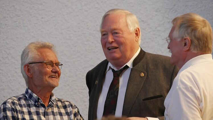 Rudi Mechthold (von links) bekam von Harald und Holger Tischer eigens ein Ständchen als Dankeschön für seinen Beitrag. Immerhin ist Mechthold schon seit Mitte der 60er Jahre aus Oeslau fort und reist oft in seine Heimat - und zum Mundartabend sowieso. Foto: Manja von Nida