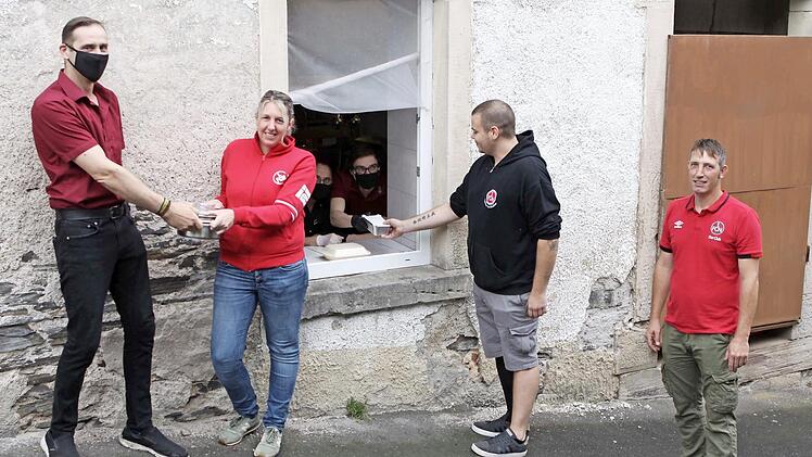 Die Fans des 1. FC Nürnberg wollen das örtliche Gemeinschaftsleben in Nordhalben am Laufen halten. Am Herzen liegt ihnen vor allem auch das Vereinslokal.  Foto: Michael Wunder
