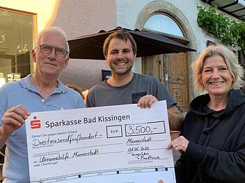 Hartmut Hessel (links) nimmt den Scheck aus den Händen von Johannes Wolf und Christine Martin entgegen. Foto: Thomas Malz
