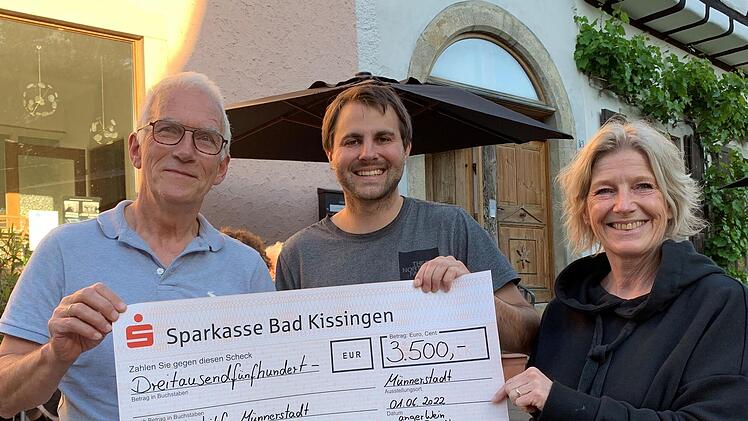Hartmut Hessel (links) nimmt den Scheck aus den Händen von Johannes Wolf und Christine Martin entgegen. Foto: Thomas Malz