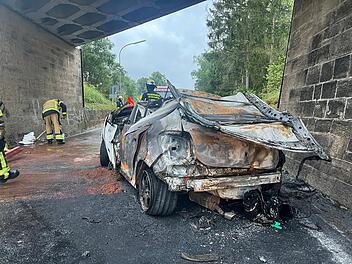 Tödlicher Unfall auf der B285 bei Stockheim: Auto nach Unfall in Vollbrand - Frau und Kind (7) sterben