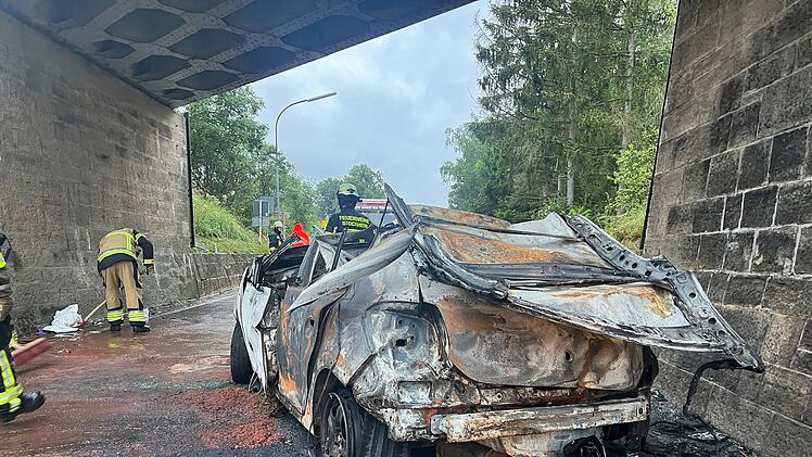 Tödlicher Unfall auf der B285 bei Stockheim: Auto nach Unfall in Vollbrand - Frau und Kind (7) sterben