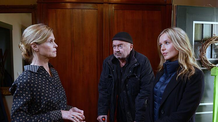 Erika (Leslie Malton) berichtet Linett Wachow (Stefanie Stappenbeck) und Otto Garber (Florian Martens) von den Nachlassplänen ihres toten Mannes.