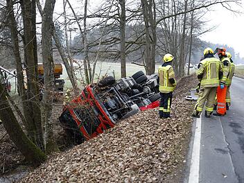 Lastwagen mit 24 Tonnen Futtermittel st&uuml;rzt in Bach