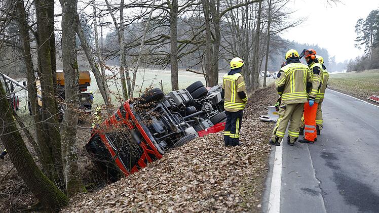 Lastwagen mit 24 Tonnen Futtermittel st&uuml;rzt in Bach