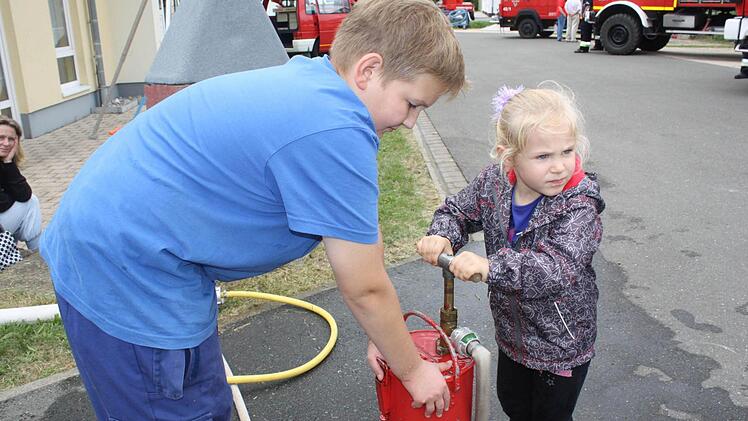 Auch Jonas und Selina legten Hand an.