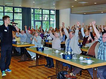 Für Bewegung ist es nie zu spät: Die Tagungsteilnehmer bei Lockerungsübungen.  Foto: Sigismund von Dobschütz