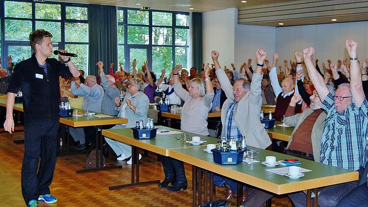 Für Bewegung ist es nie zu spät: Die Tagungsteilnehmer bei Lockerungsübungen.  Foto: Sigismund von Dobschütz