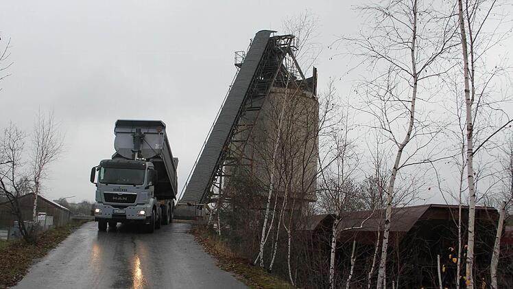Der Laster steht immer neben dem Silo - denn über ein Rohr wird auf den abgestellten Laster der Feinanteil des Bahnschotters geleitet.