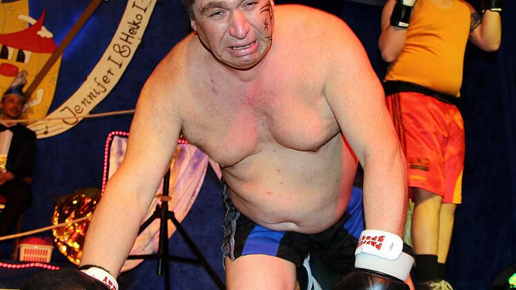 Zum musikalischen Boxkampf duellierten sich Wolfgang Brasch (vorn) und Maxi Neeb. Jeder ihrer Treffer wurde von dem passenden Song kommentiert. Foto: Bettina Knauth