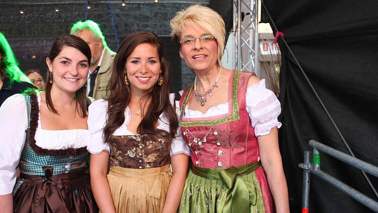 Drei ehemalige Korbstadtköniginnen, von links Helena, Christina und Ilka