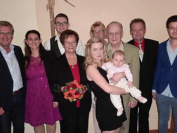 Goldene Hochzeit feierten in Stockheim Karola und Ernst Morand. Mit im Bild ein Teil der Familie mit Urenkelin Emilia, die am Ehrentag getauft wurde.  Foto: Gerd Fleischmann