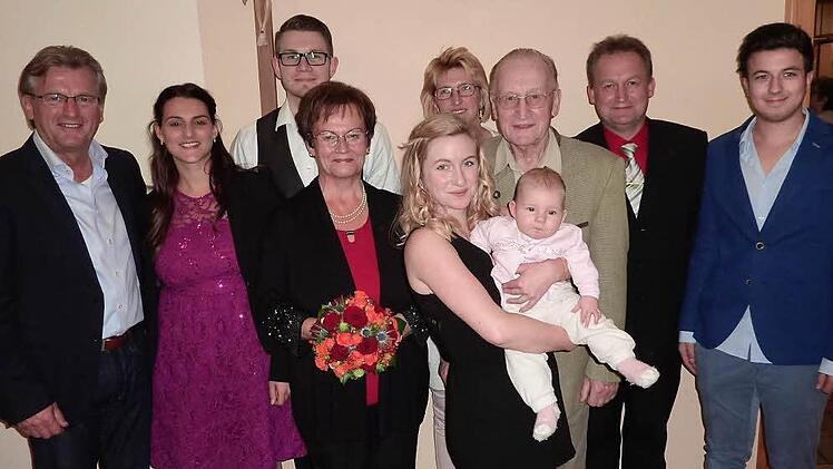 Goldene Hochzeit feierten in Stockheim Karola und Ernst Morand. Mit im Bild ein Teil der Familie mit Urenkelin Emilia, die am Ehrentag getauft wurde.  Foto: Gerd Fleischmann