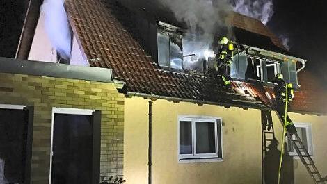 Dichter Rauch drang aus allen Fenstern des Obergeschosses. Fotos: Busch