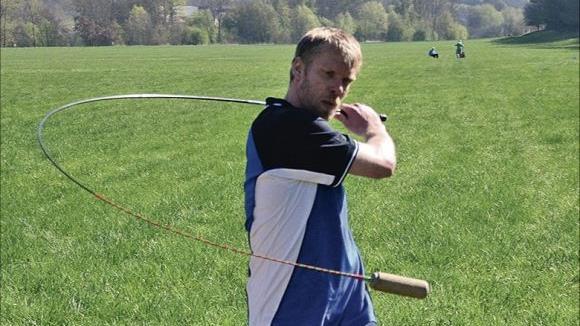 Christoph Krauss in Aktion. Nach einem schleichenden Prozess des Niedergangs wird der Hornusser-Verein in Münnerstadt aufgelöst.Jürg Lysser