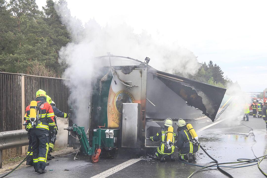 Bierausschank brennt auf A70 aus