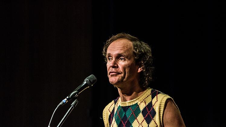 Mit Hintersinn und Selbst-Ironie: Olaf Schubert begeisterte seine zahlreichen Fans im ausverkauften Coburger Kongresshaus.Foto: Jochen Berger
