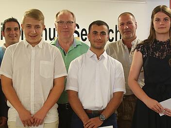 Als Beste wurden die Schüler Lukas Spielmann (Dietersdorf, 2,0), Ezzat Shiko (Bodelstadt, 1,2) und Jeannette Schmidt (Bischwind, 1,8) ausgezeichnet (vorne, von links). Das freute auch die Bürgermeister Wolfgang Bauersachs (Weitramsdorf), Maximilian Neeb (Seßlach) und Werner Thomas (Itzgrund) sowie Schulleiter Wolfgang Hoydem und Klassenleiter Freddy Jäck (hinten, von links).  Foto: Bettina Knauth