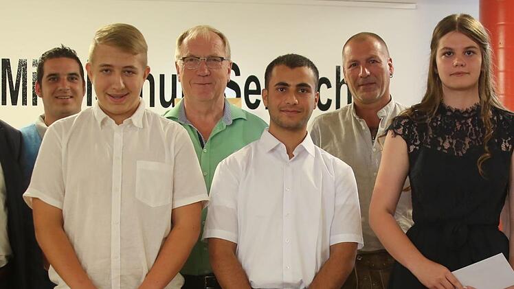 Als Beste wurden die Schüler Lukas Spielmann (Dietersdorf, 2,0), Ezzat Shiko (Bodelstadt, 1,2) und Jeannette Schmidt (Bischwind, 1,8) ausgezeichnet (vorne, von links). Das freute auch die Bürgermeister Wolfgang Bauersachs (Weitramsdorf), Maximilian Neeb (Seßlach) und Werner Thomas (Itzgrund) sowie Schulleiter Wolfgang Hoydem und Klassenleiter Freddy Jäck (hinten, von links).  Foto: Bettina Knauth