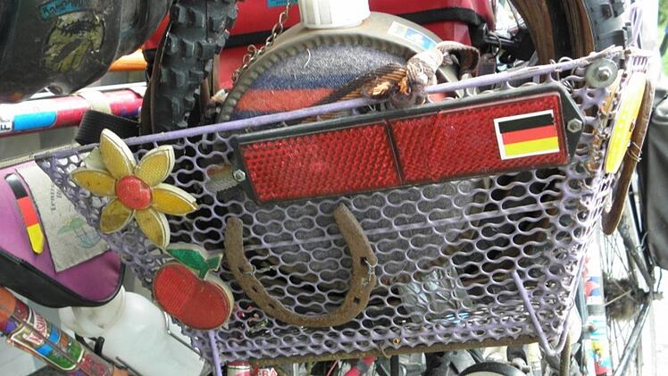 Hufeisen, Weihnachtsdeko und pinkfarbene Trinkflaschen, das ist nicht Retro, das ist original! Foto: Barbara Enders