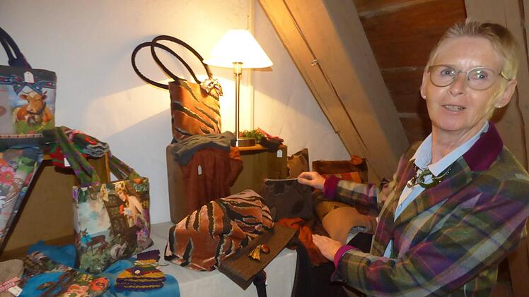 Ursula Bohn aus Waischenfeld stellt selbst bunte  Taschen her und kommt schon lange zum Handwerkermarkt.  Foto: Thomas Weichert