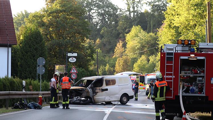 Alzenau: Biker kracht mit Auto zusammen