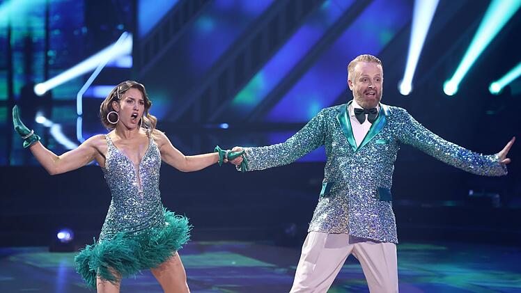 Traumstart f&uuml;r Ross Antony and Mariia Maksina bei "Let's Dance": Sie holen mit 25 Punkten die h&ouml;chste Punktzahl des Abends.