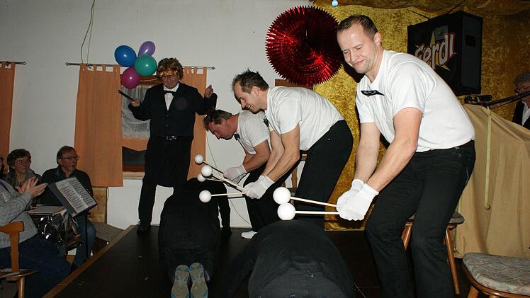 Im "Menschliches Orchester" wurden einige Mitglieder der Zäungner Faschingsschlappen als Instrumente "missbraucht".