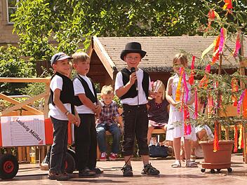 Die Zimmerleute stellten den Richtfest-Baum auf. Foto: gg