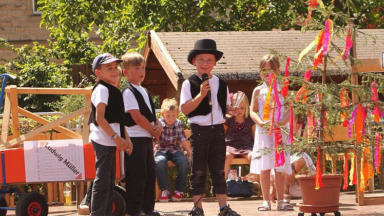 Die Zimmerleute stellten den Richtfest-Baum auf. Foto: gg