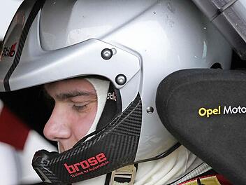 Hochkonzentriert: Dominik Dinkel aus Rossach am Steuer seines Opels.  Foto: Daniela Bingart