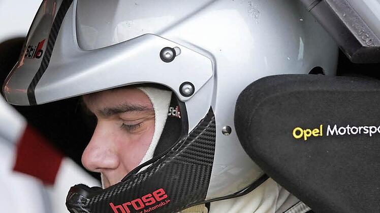 Hochkonzentriert: Dominik Dinkel aus Rossach am Steuer seines Opels.  Foto: Daniela Bingart