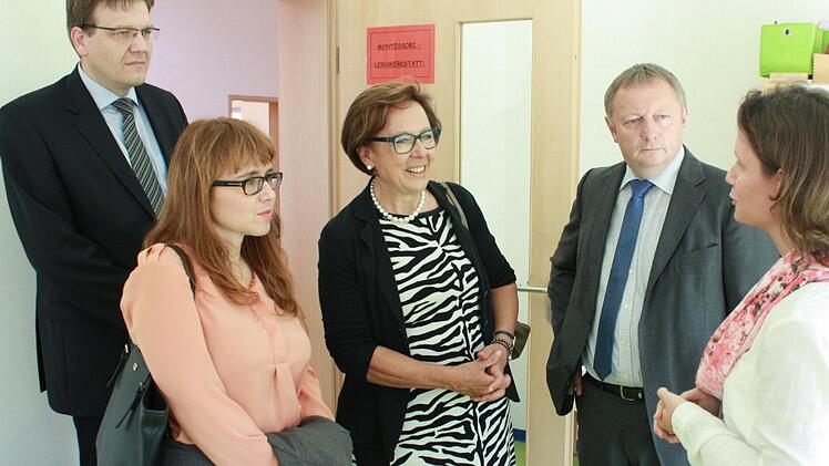 Leiterin Stephanie Gläser (rechts) erklärt den CDU/CSU-Poltikern (von links) Steffen Hörtler, Cemile Giousouf, Karin Renner und Thomas Bold die neuen Räumlichkeiten des Sinnberg-Kindergartens.