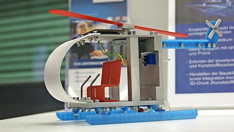 Außergewöhnliche Produkte wie den Solarhubschrauber fertigt die Grimmer GmbH für ihre Auszubildenden-Werbung. Foto: privat