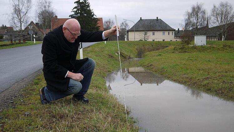 Kaum zu glauben: Locker einen viertel Meter niedriger als vor dem Neubau der Brücke Richtung Schottenstein war gestern der Wasserstand der Itz bei Gleußen. Fotos: Berthold Köhler