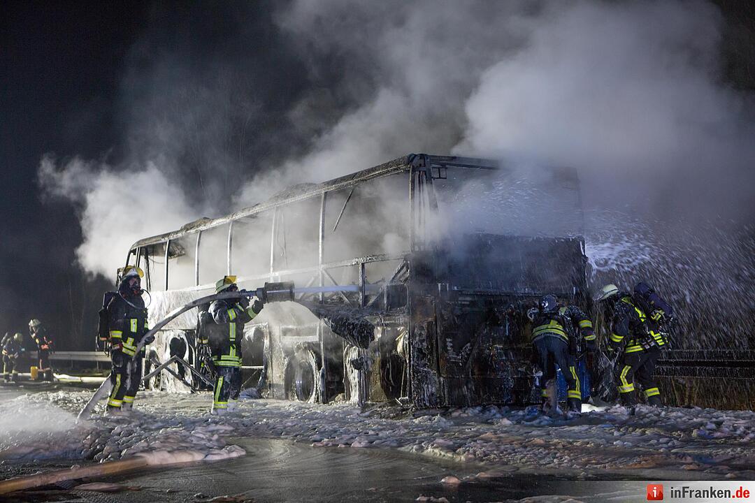 Reisebus auf der A3 ausgebrannt