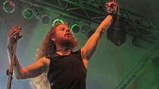 Schwarze Gestalten, die harte Musik machen: Ragnarök