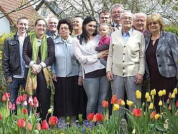 Karl Karch (3. v. re) mit seiner Frau Fanny (4. v. l.) im Kreise seiner großen Familie mit Bürgermeister Herbert Schneider und Pfarrer Pater Maximilian Kray Foto: Andrea Hänel