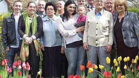 Karl Karch (3. v. re) mit seiner Frau Fanny (4. v. l.) im Kreise seiner großen Familie mit Bürgermeister Herbert Schneider und Pfarrer Pater Maximilian Kray Foto: Andrea Hänel