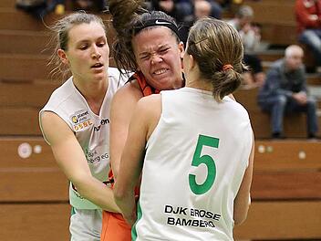 Mara M&uuml;nder (l.) und Liisi Sokman (r.) packen beherzt zu - das wird auch gegen die offensivstarken Weiterstadterinnen n&ouml;tig sein. Foto: sportpress
