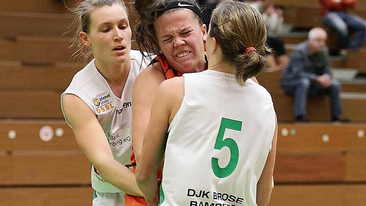 Mara M&uuml;nder (l.) und Liisi Sokman (r.) packen beherzt zu - das wird auch gegen die offensivstarken Weiterstadterinnen n&ouml;tig sein. Foto: sportpress