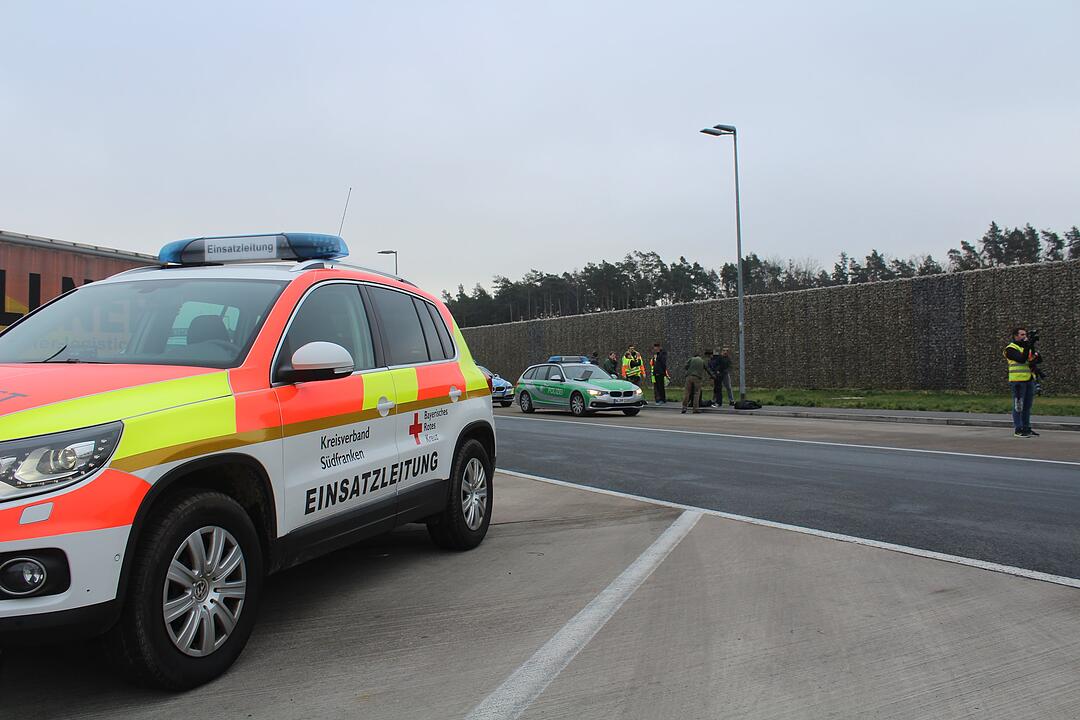 Auf der A6 im Kreis Ansbach sind sechs Flüchtlinge in einem Lkw entdeckt worden. Die Männer hatten möglicherweise mehrere Tage kein Essen oder Trinken.