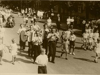 Mit einem Festzug wurde 1947 die von den Ortsburschen organisierte erste Nachkriegskerwa in der Blaich gefeiert. Foto: Archiv/Herbert Hering