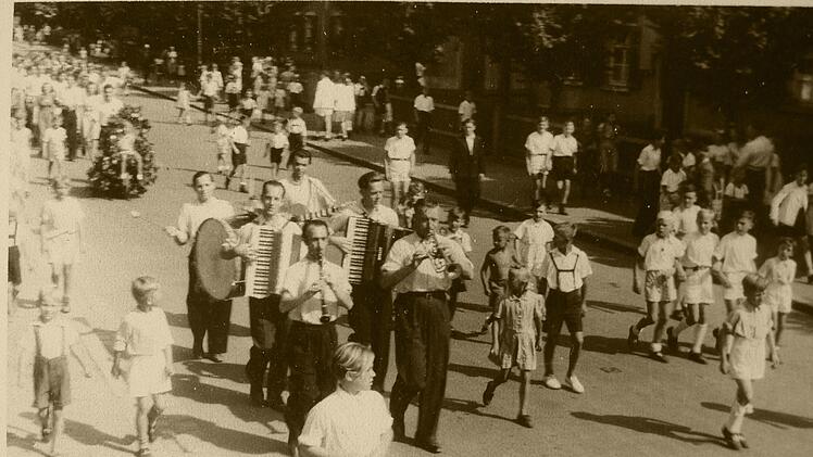 Mit einem Festzug wurde 1947 die von den Ortsburschen organisierte erste Nachkriegskerwa in der Blaich gefeiert. Foto: Archiv/Herbert Hering