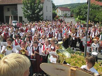 Der Gemeinschaftschor füllte den gesamten Platz vor der Eschenbachhalle.  Foto: Winfried Ehling